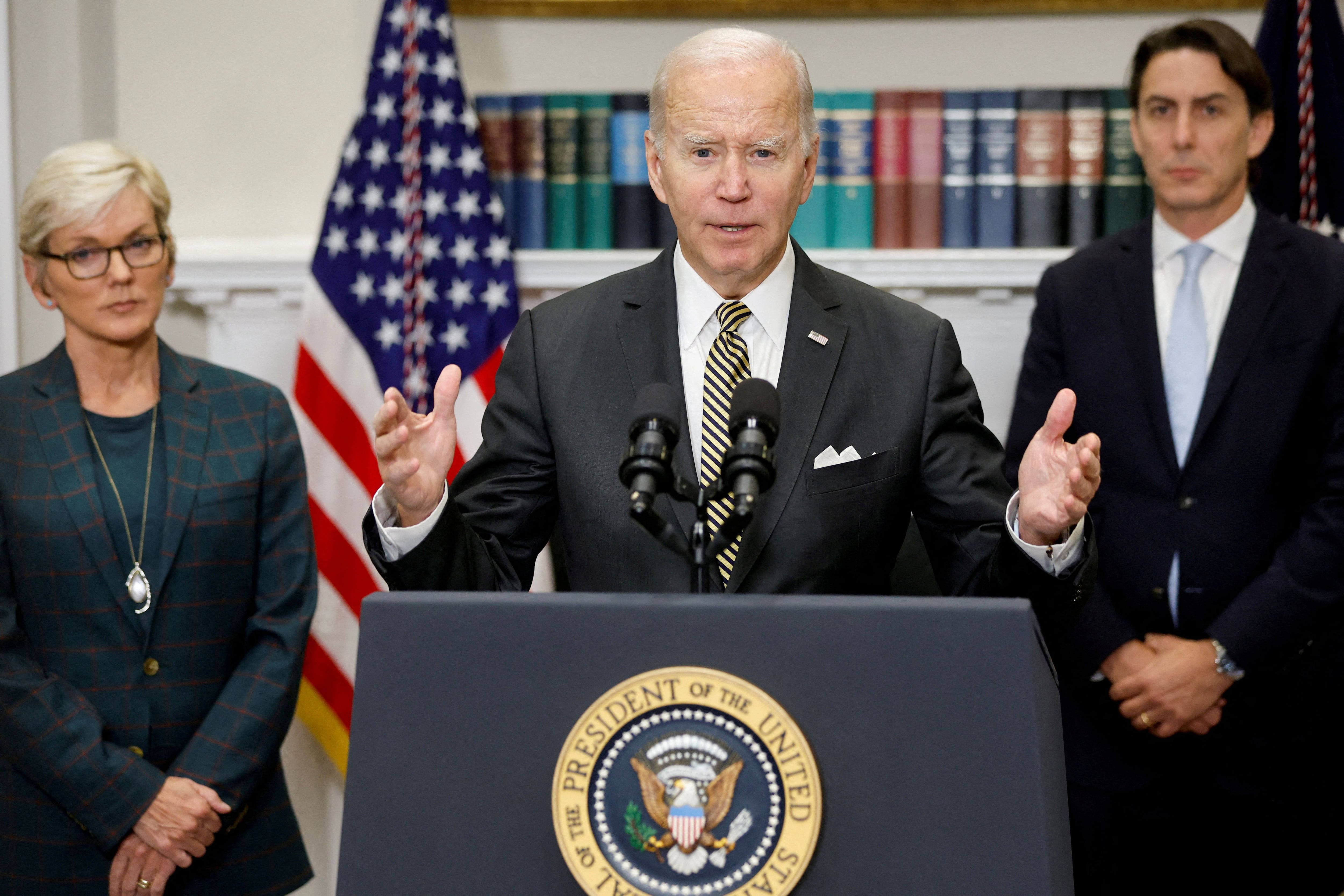 Biden solicitó al Congreso la aprobación de una ley migratoria para cerrar la frontera con México cuando esté “colapsada”. (REUTERS/Jonathan Ernst)