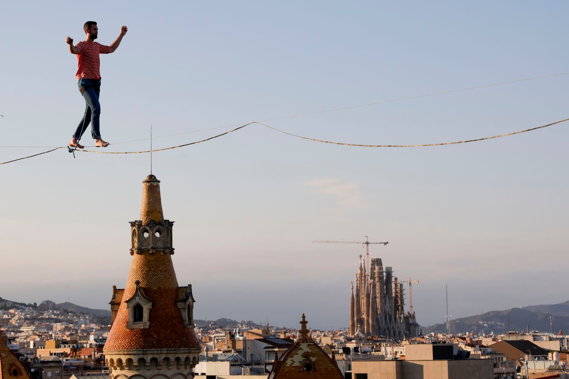 A 70 Metros De Altura Descalzo Y Sobre Una Cuerda Metálica El Equilibrista Nathan Paulin 3766