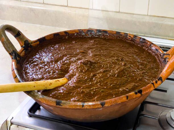 Los romeritos, ícono culinario navideño, despiertan la búsqueda del mole perfecto: sabor y salud en cada bocado