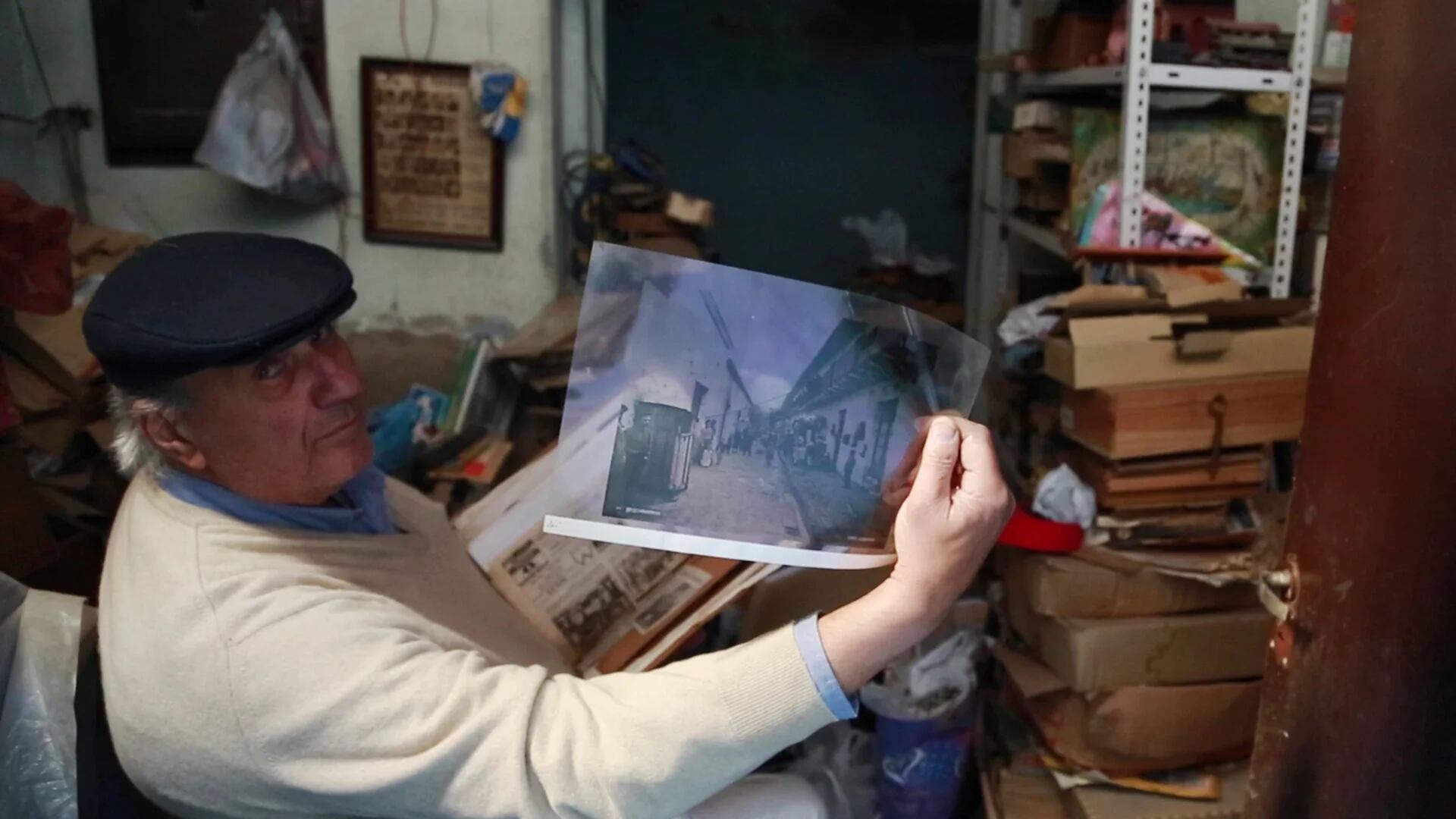 Cacho Giordano muestra el resultado del hallazgo del archivo de Harry Grant Olds