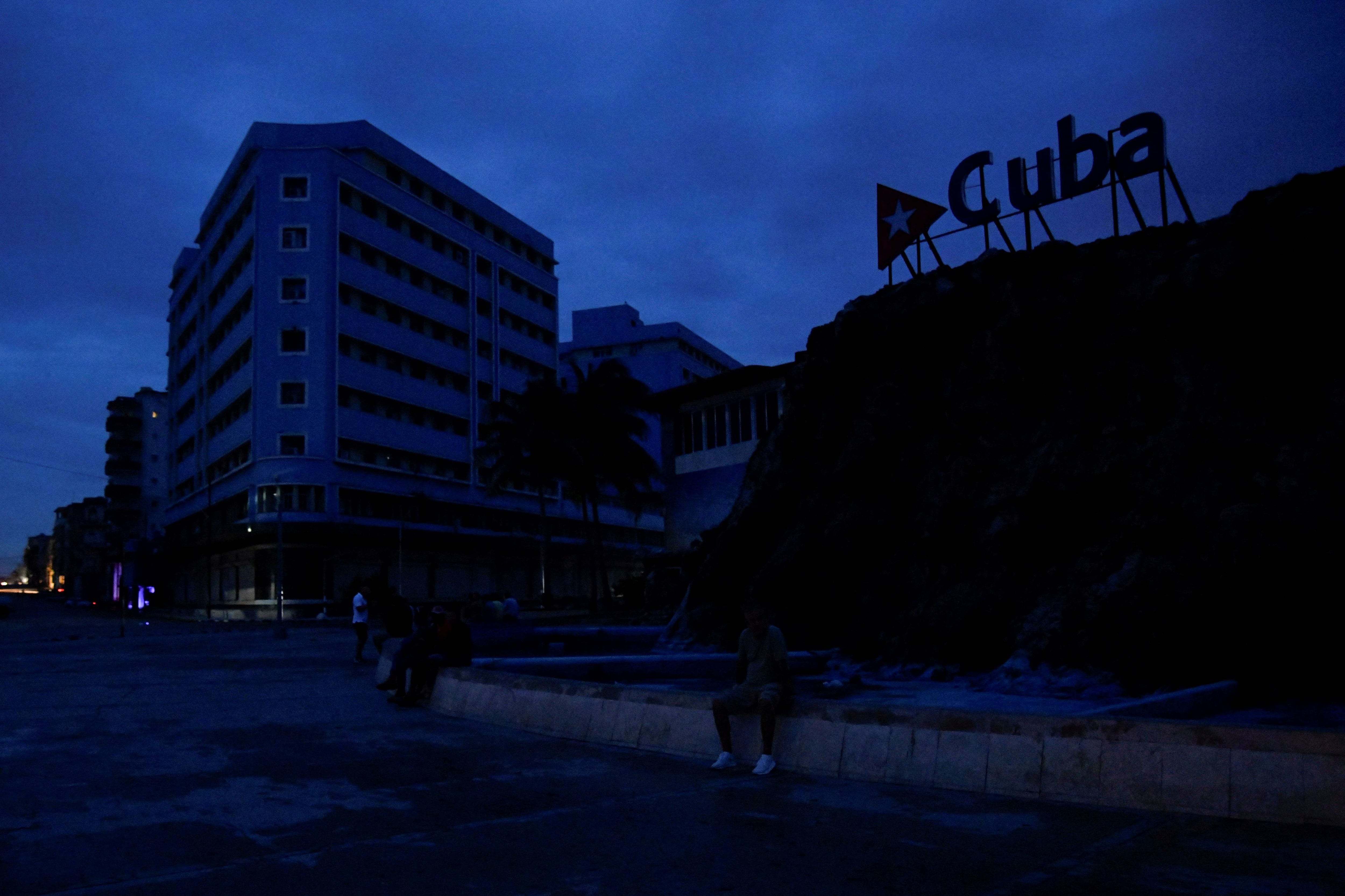 Las calles de La Habana a oscuras por el apagón (REUTERS/Norlys Perez)