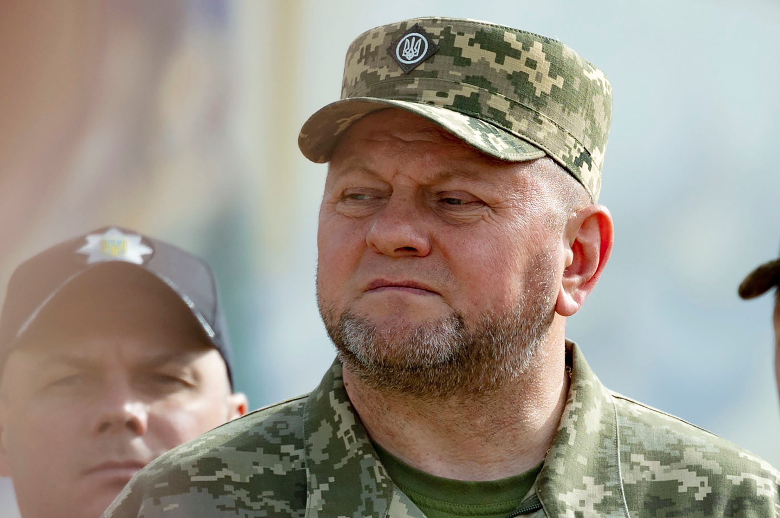 A la espera de una orden de destitución, el General de mayor rango de Ucrania insta a una reforma futurista (AP)