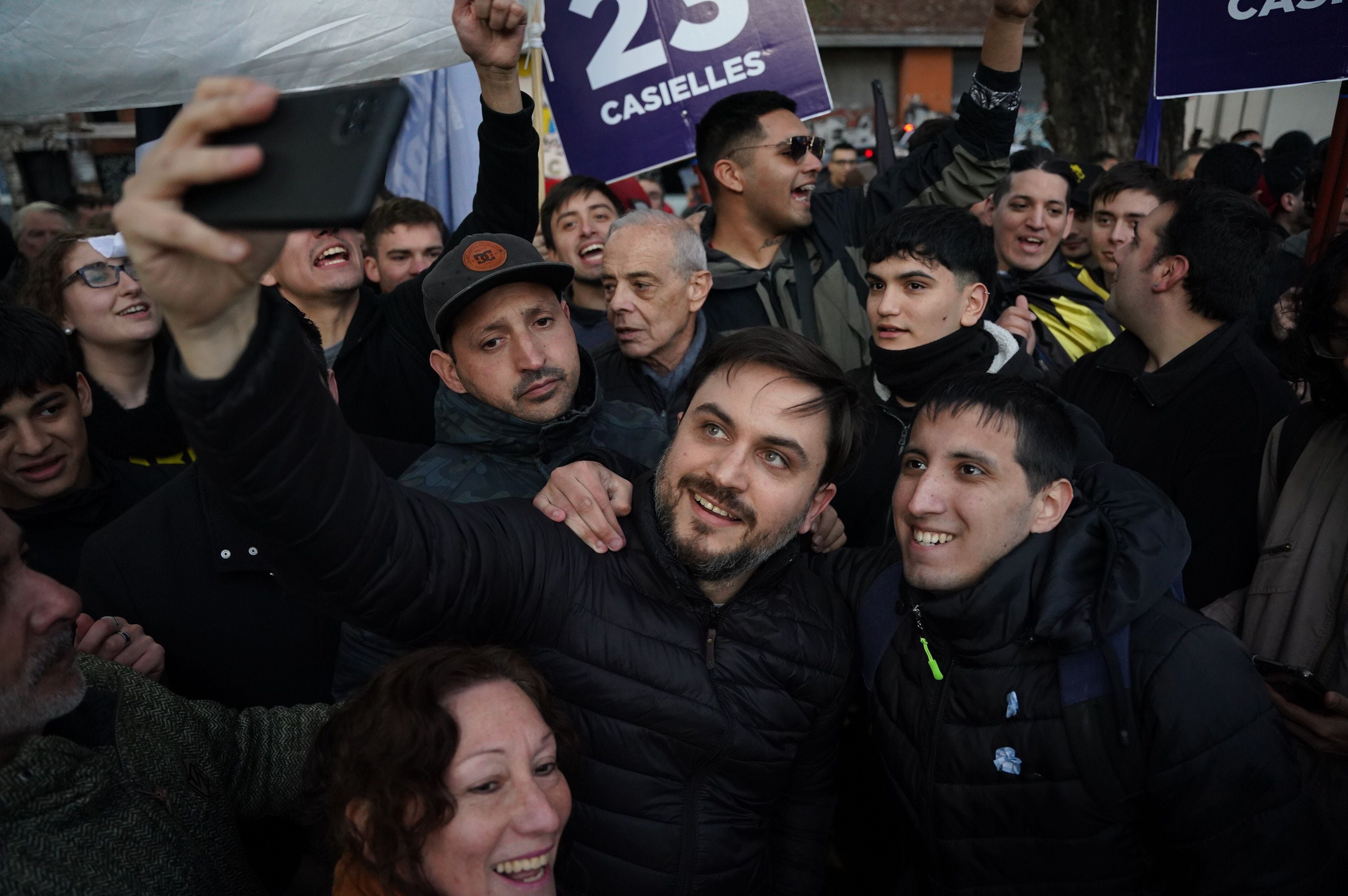 Ramiro Marra junto a militantes en la fila para entrar al Movistar Arena 