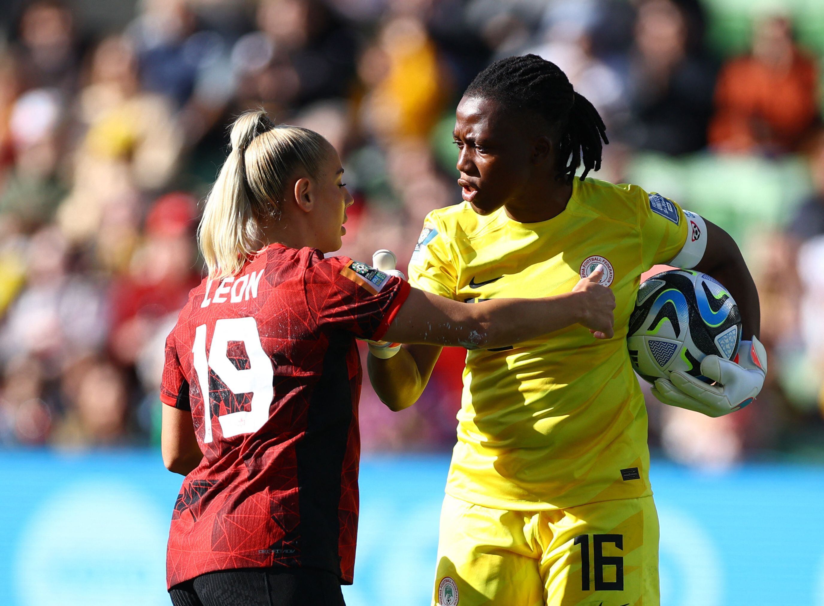 Chiamaka Nnadozie, portera de Nigeria, discutiendo con la canadiense Adriana Leon. Foto: REUTERS/Hannah Mckay