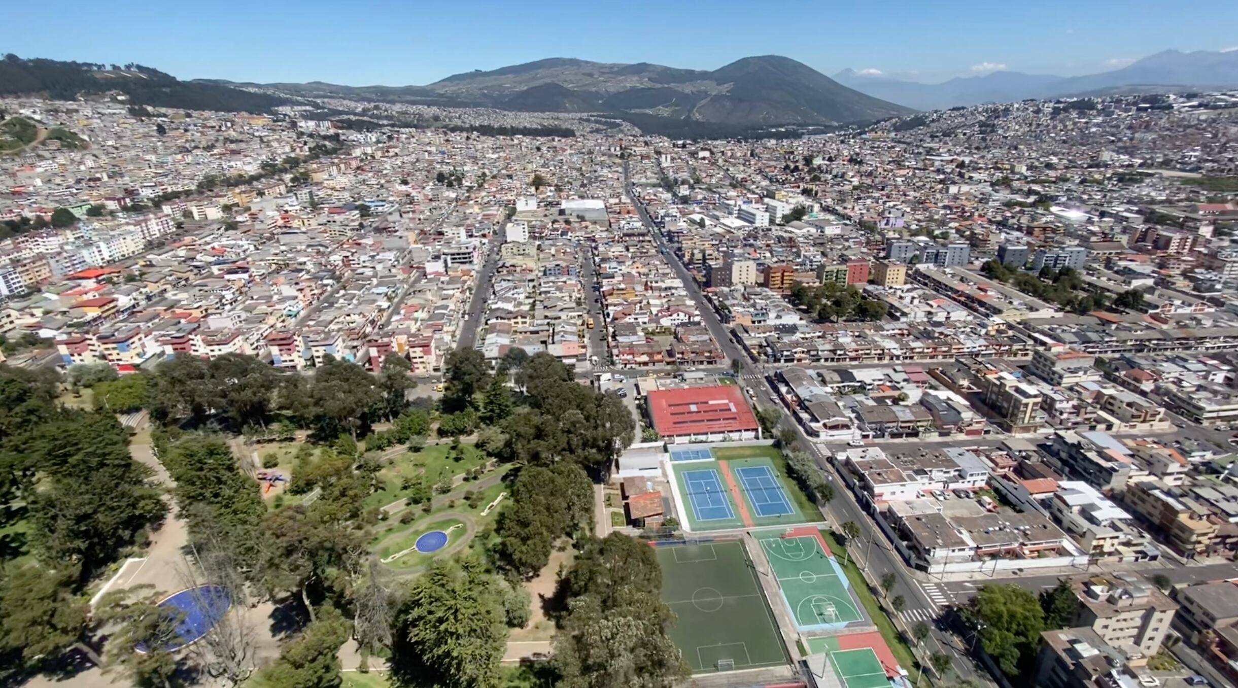Vista aérea de Quito durante el sobrevuelo policial en el que participó Infobae. (Yalilé Loaiza)