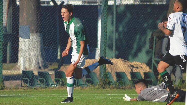 Juan Manuel Cruz, goleador de la Reserva de Banfield