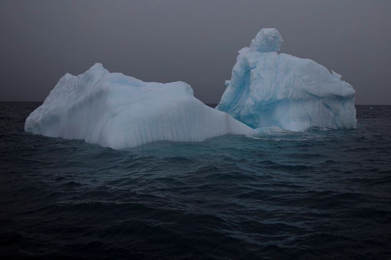 FOTO DE ARCHIVO: Un iceberg flota cerca de la isla Two Hummock, en Antártida, el 1 de febrero de 2020. Foto tomada el 1 de febrero de 2020. REUTERS/Ueslei Marcelino/