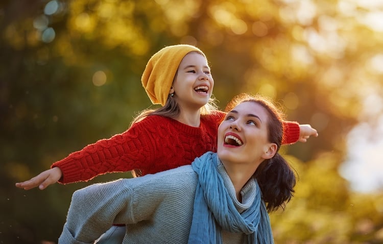Las relaciones familiares y de amistad influyen directamente en la salud, bienestar y felicidad de aquellos que optimizan su tiempo y esto impacta de manera positiva en el rendimiento laboral (Shutterstock)