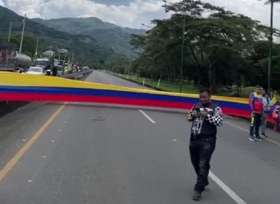 Manifestantes cerraron la vía Bogotá - Villavicencio durante protestas de los transportadores - crédito Coviandina