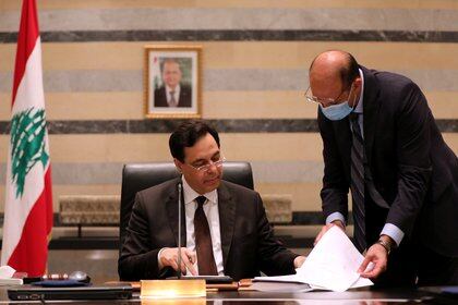 El ministro de Salud Hamad Hasan junto al primer ministro Diab (REUTERS/Mohamed Azakir)