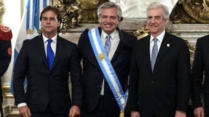 Alberto Fernandez, durante su asunción, junto al ex mandatario uruguayo Tabaré Vázquez y el actual, Luis Lacalle Pou.