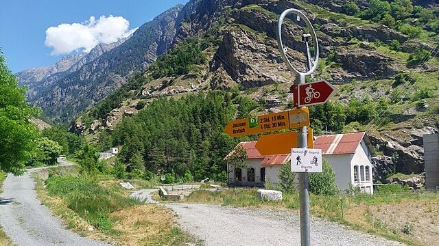 Poste de señalización en Gampel-Bratsch, la comuna suiza en la que las direcciones de sus habitantes deberán cambiar por la desaparición escrita de su dialecto (Eginhard/Wikimedia Commons)