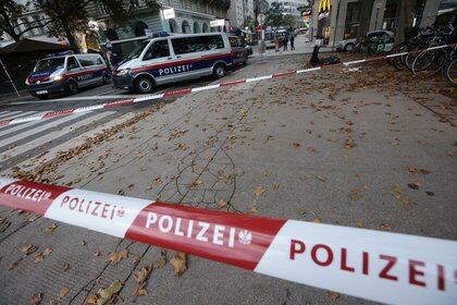 Zona acordonada por la policía donde tuvo lugar uno de los ataques del lunes por la noche en Viena, Austria (3 de noviembre de 2020. REUTERS/Lisi Niesner)
