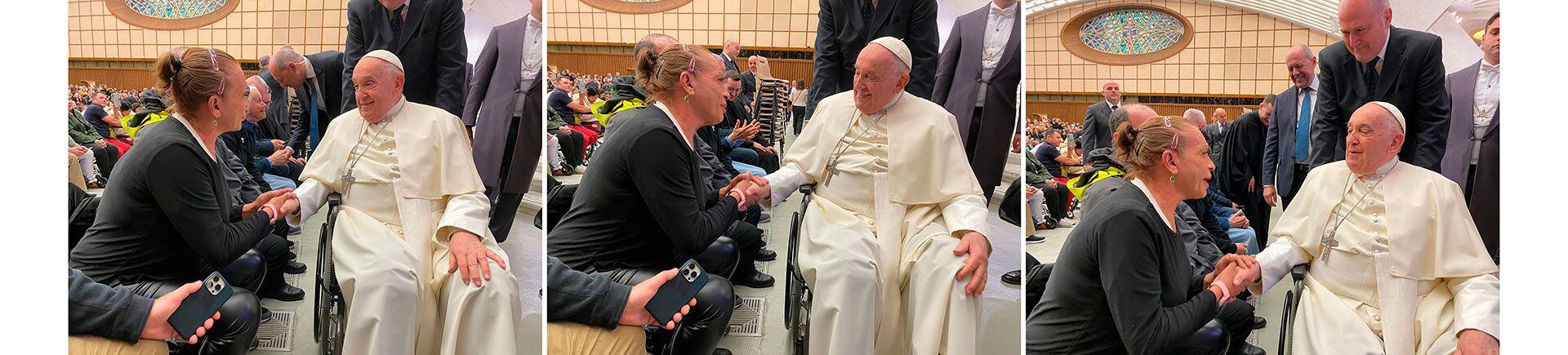 El Papa Francisco tiene una breve y amistosa conversación con Laura Esquivel, una paraguaya transgénero de 56 años, en una audiencia el 27 de marzo en el Aula Pablo VI del Vaticano. Esta es la tercera vez que Laura se encuentra con el Papa. (Stefano Pitrelli/The Washington Post)