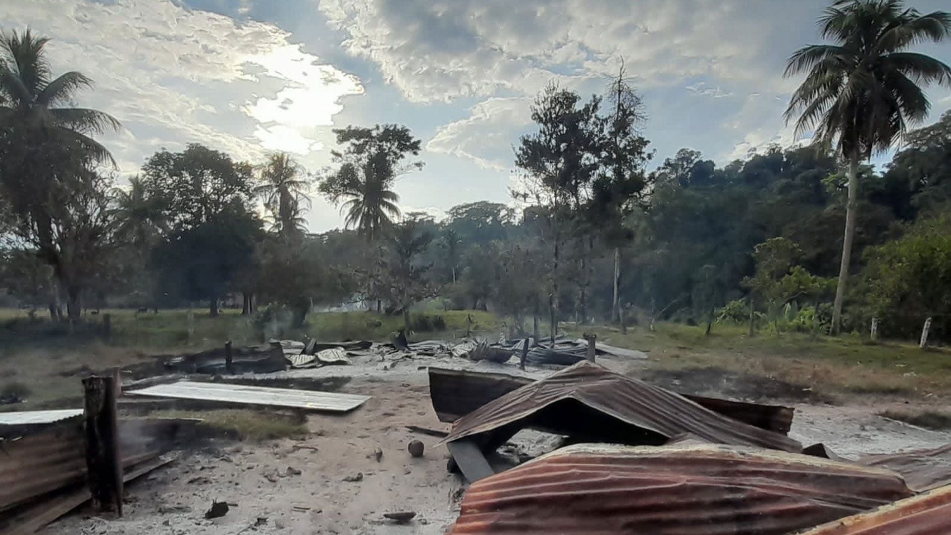 Grupos violentos entran a las aldeas y queman las casas de los indígenas. La fotografía corresponde a la comunidad de Wilú, territorio mayangna Sauni As, en marzo de 2023 (Foto cortesía)