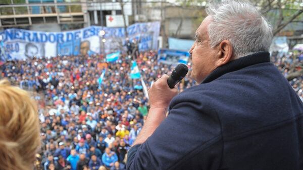 Medina habla desde el balcón de la sede de la UOCRA en La Plata, horas antes de ser detenido (NA)