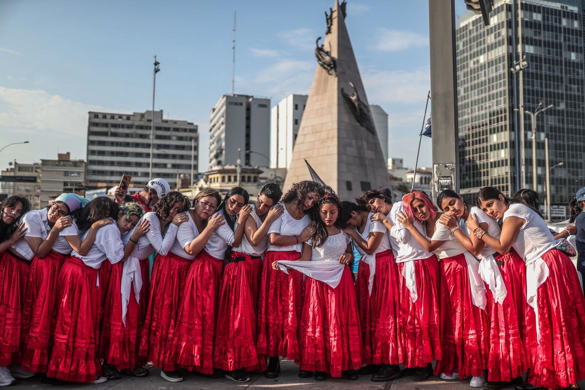 Manifestantes protestan contra el gobierno de Dina Boluarte en Lima. Miembros de organizaciones sociales y sindicales participaron en una marcha a favor de la JNJ. Foto: EFE/ Aldair Mejia 