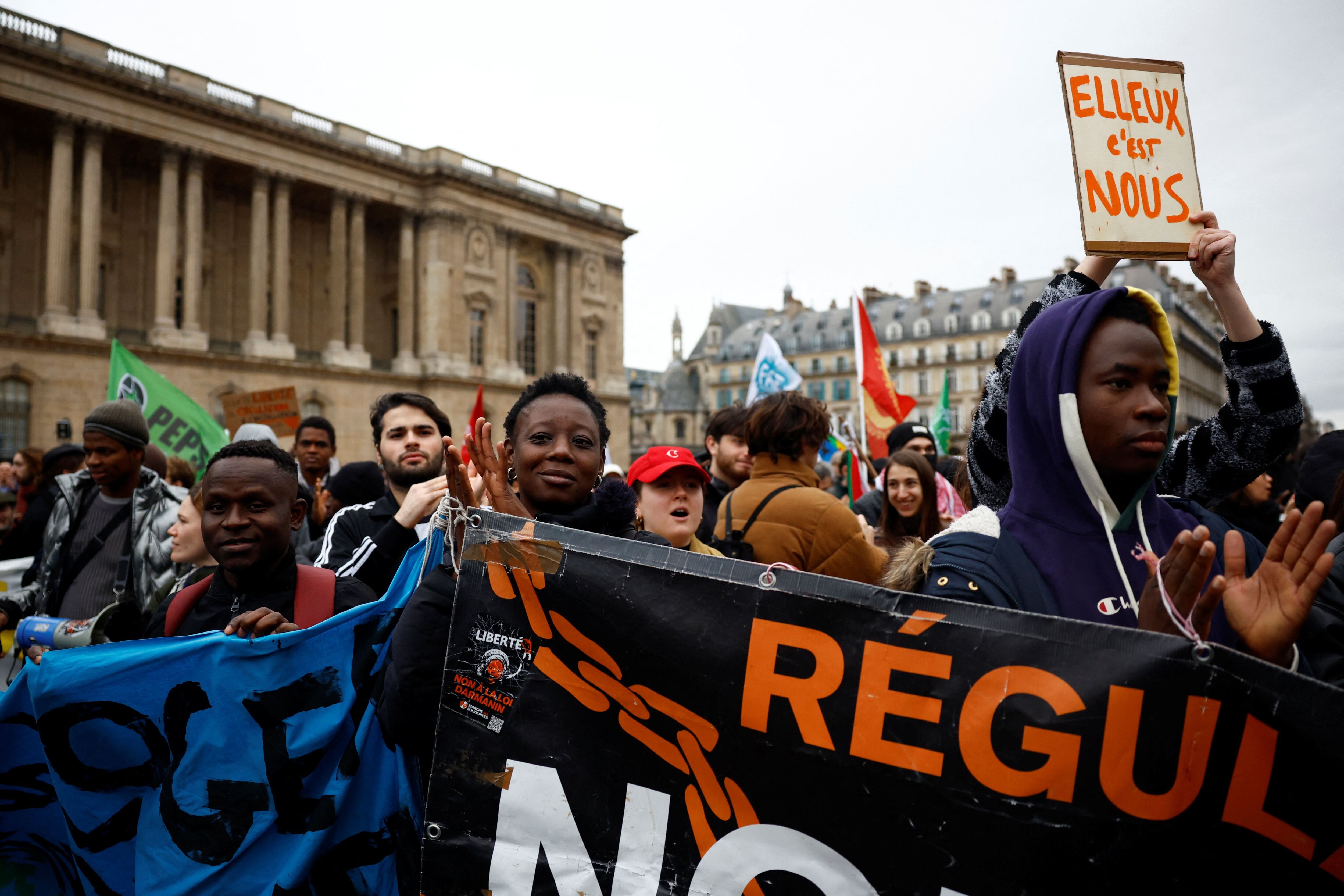 Un grupo de personas reacciona durante una manifestación contra la ley de inmigración, apodada "ley Darmanin", mientras el Consejo Constitucional de Francia (Conseil Constitutionnel) afirma que algunas partes de la nueva ley de inmigración van en contra de la Constitución y deben ser derogadas, en París, Francia, 25 de enero de 2024. REUTERS/Sarah Meyssonnier