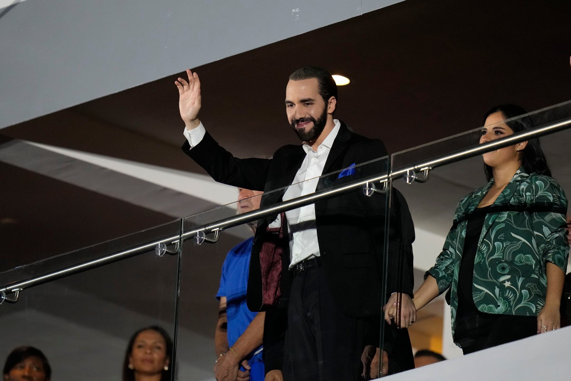 El presidente salvadoreño Nayib Bukele saluda durante la ceremonia inaugural de los Juegos Centroamericanos y del Caribe en San Salvador, el viernes 23 de junio de 2023 (AP foto/Arnulfo Franco)