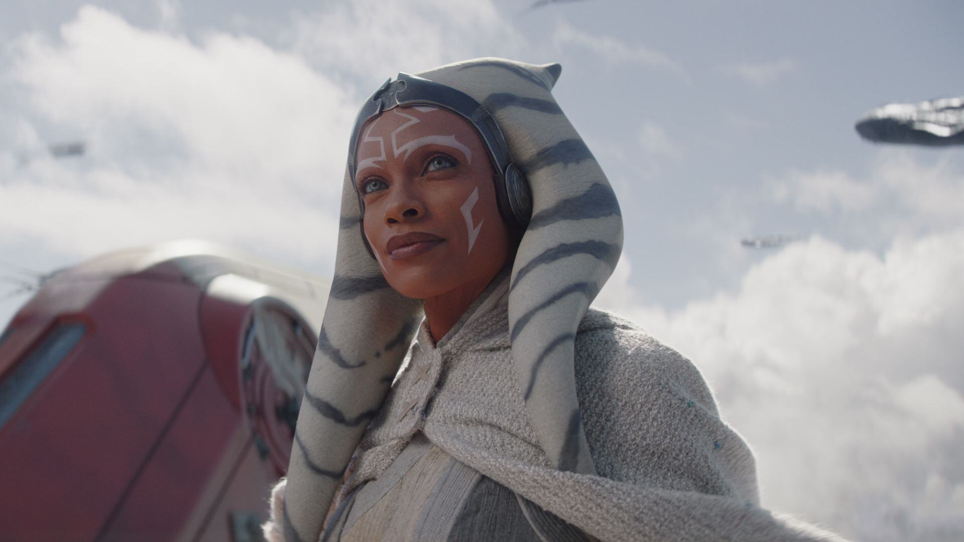 Rosario Dawson da vida a Ahsoka Tano en el universo live-action. (Créditos: Disney+)