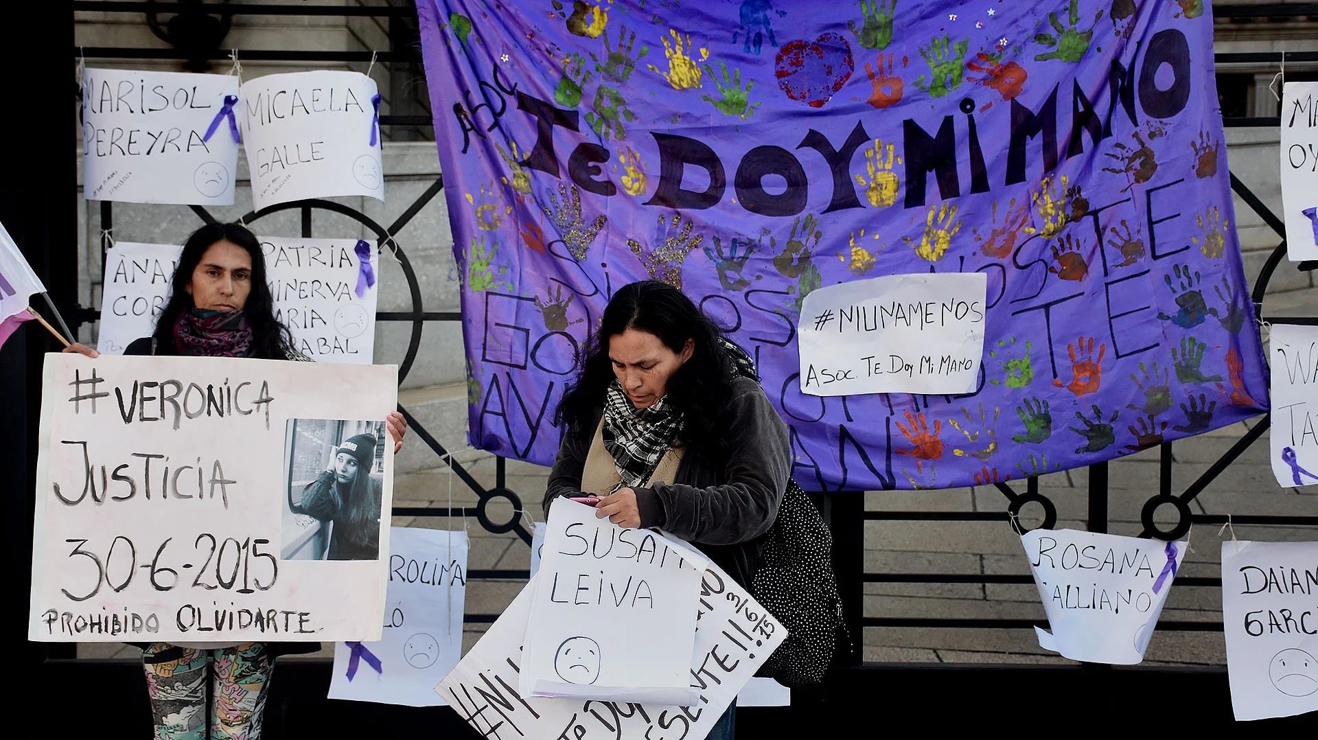 Carteles con nombres de víctimas como Susana Leiva, Rosana Galliano, Verónica y Marisol Pereyra(Nicolás Stulberg)