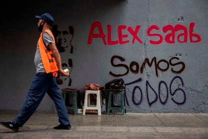A man walks in front of graffiti "Alex Saab all of us" In Caracas (Venezuela).  EFE / Rayner Peña / Archive