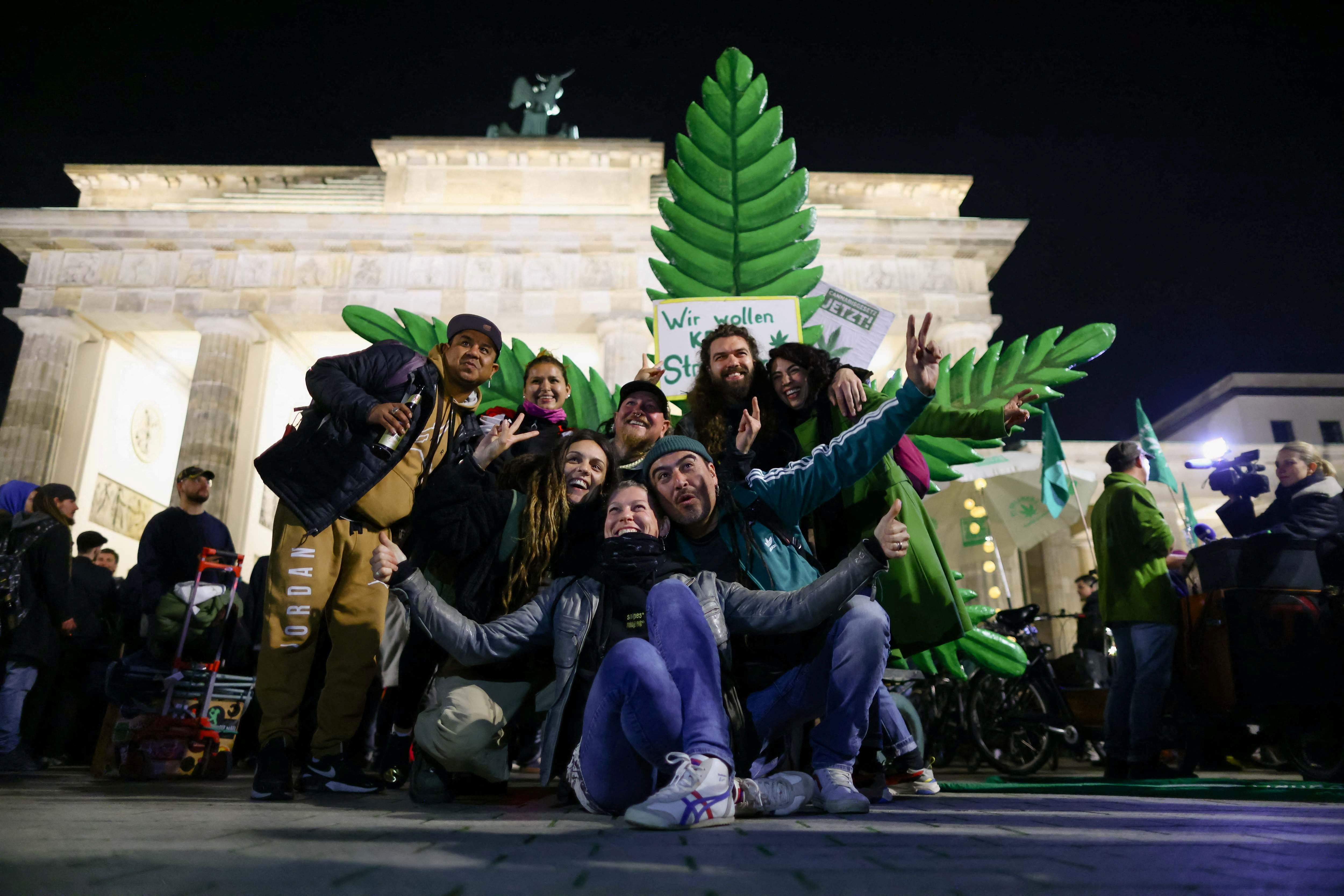 Personas celebran la legalización parcial del cannabis en Alemania con un "smoke in", en la Puerta de Brandenburgo en Berlín (REUTERS/Christian Mang)