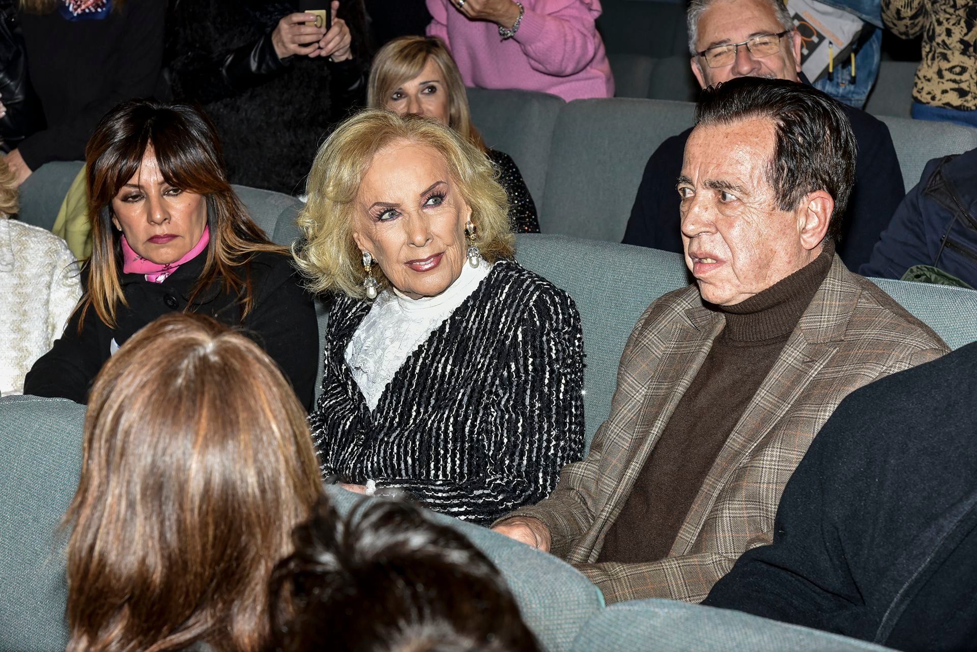 El fuerte abrazo entre Mirtha Legrand y Nacha Guevara en el teatro