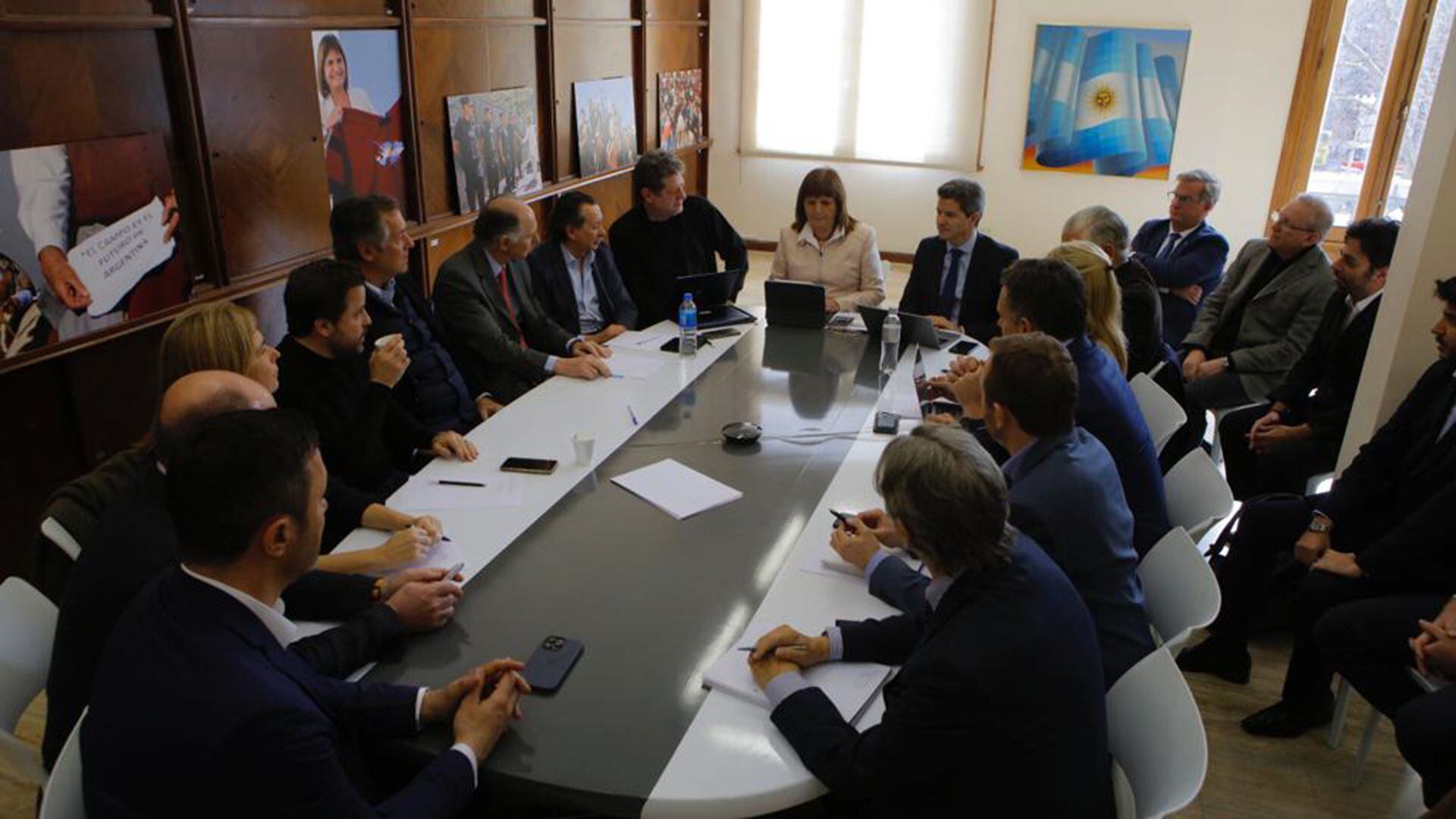 Patricia Bullrich se reunió con los economistas de JxC para coordinar el discurso y el trabajo durante la campaña