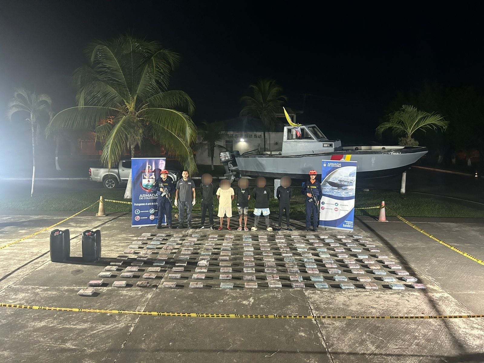 Armada de Colombia captura a cinco panameños transportando cocaína en el mar Caribe - crédito Armada de Colombia