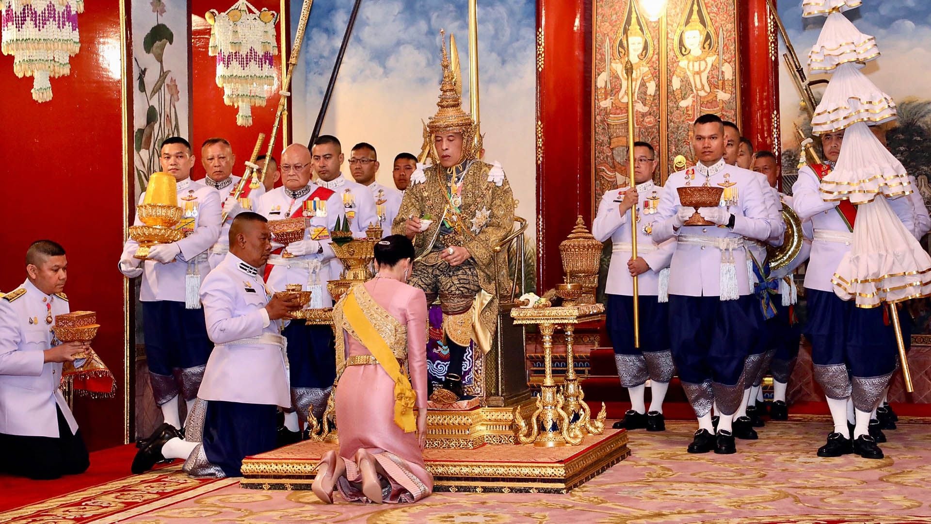 Maha Vajiralongkorn y su esposa Suthida durante la coronación en 2019.