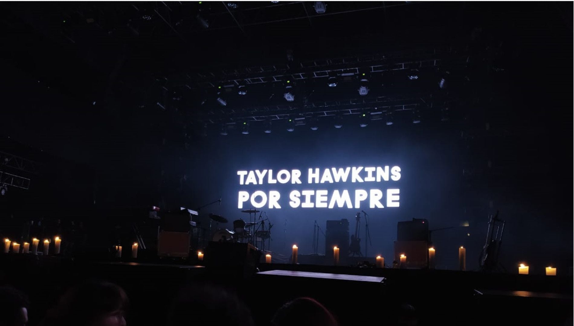 After the tragic news of drummer Taylor Hawkins broke out, candles were lit on the stage where Foo Figthers was going to perform in tribute to the artist. Photo: Infobae