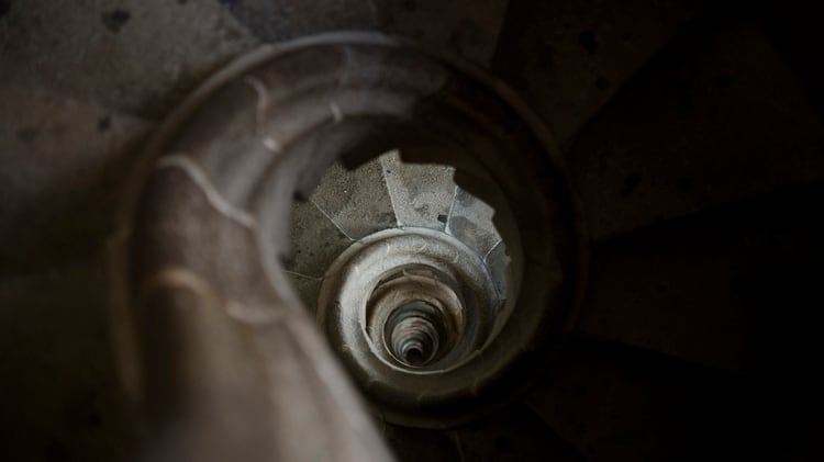 La escalera en espiral de la fachada de la Pasión hacia la campana en la torre, detalle de la Sagrada Familia. (AFP / JOSEP LAGO)