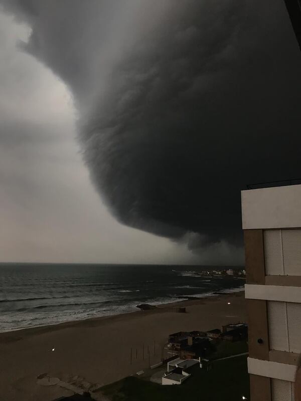 Postal de la tormenta en Miramar