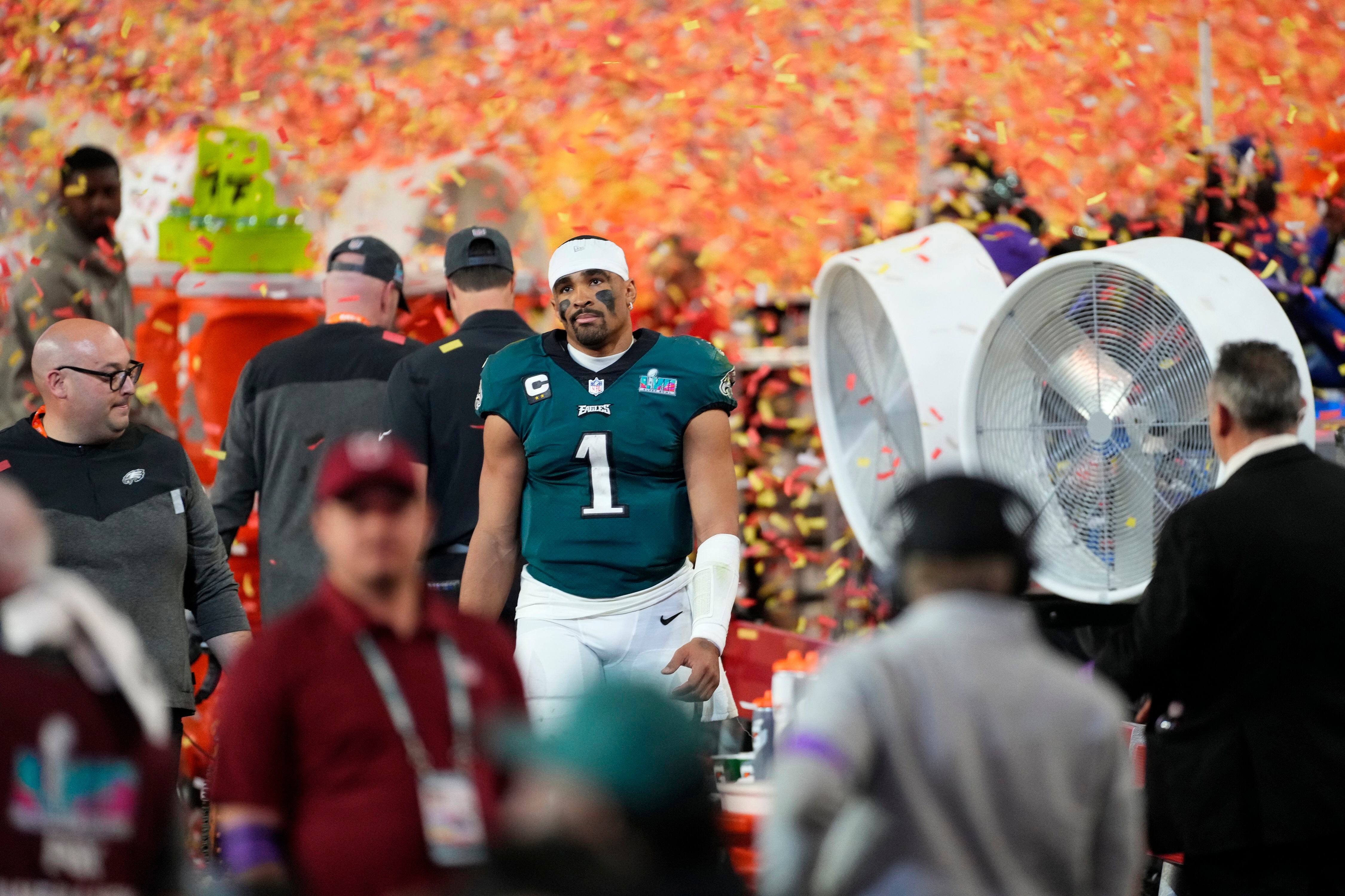 El quarterback Jalen Hurts (1) de los Eagles de Filadelfia reacciona tras la derrota ante los Chiefs de Kansas City en el Super Bowl 57, el domingo 12 de febrero de 2023, en Glendale, Arizona. (AP Foto/Ross D. Franklin)