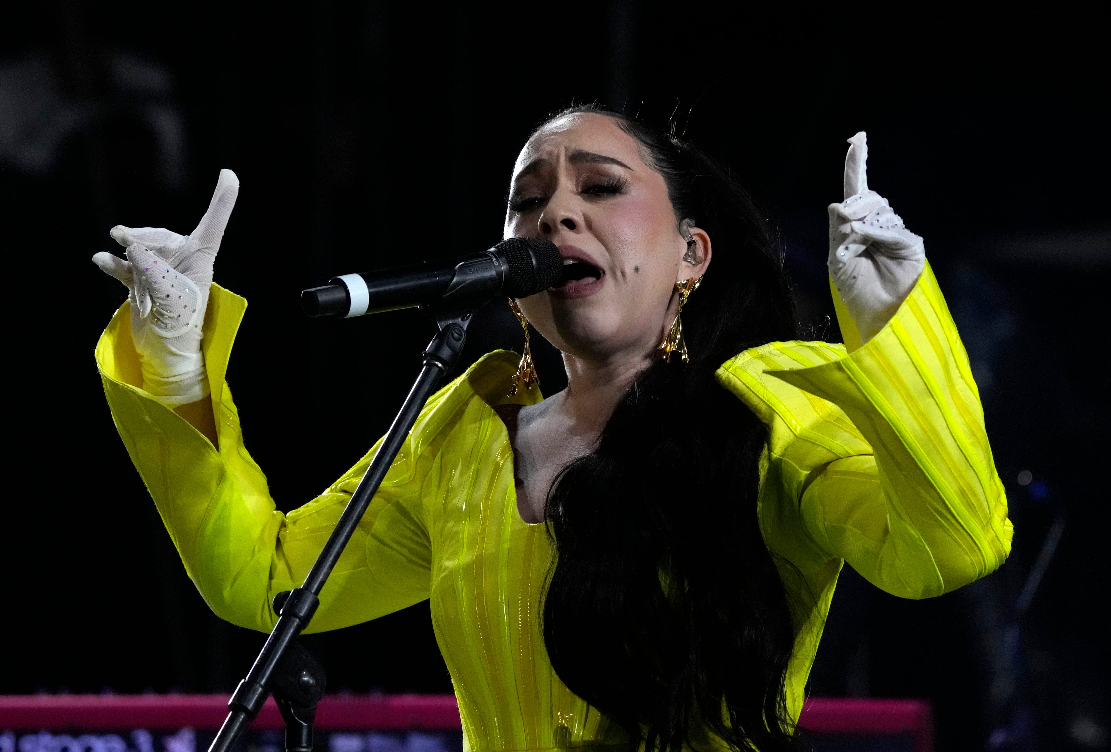 La cantautora mexicana Carla Morrison durante su presentación en el festival Vive Latino en la Ciudad de México el sábado 18 de marzo de 2023. (Foto AP/Fernando Llano)