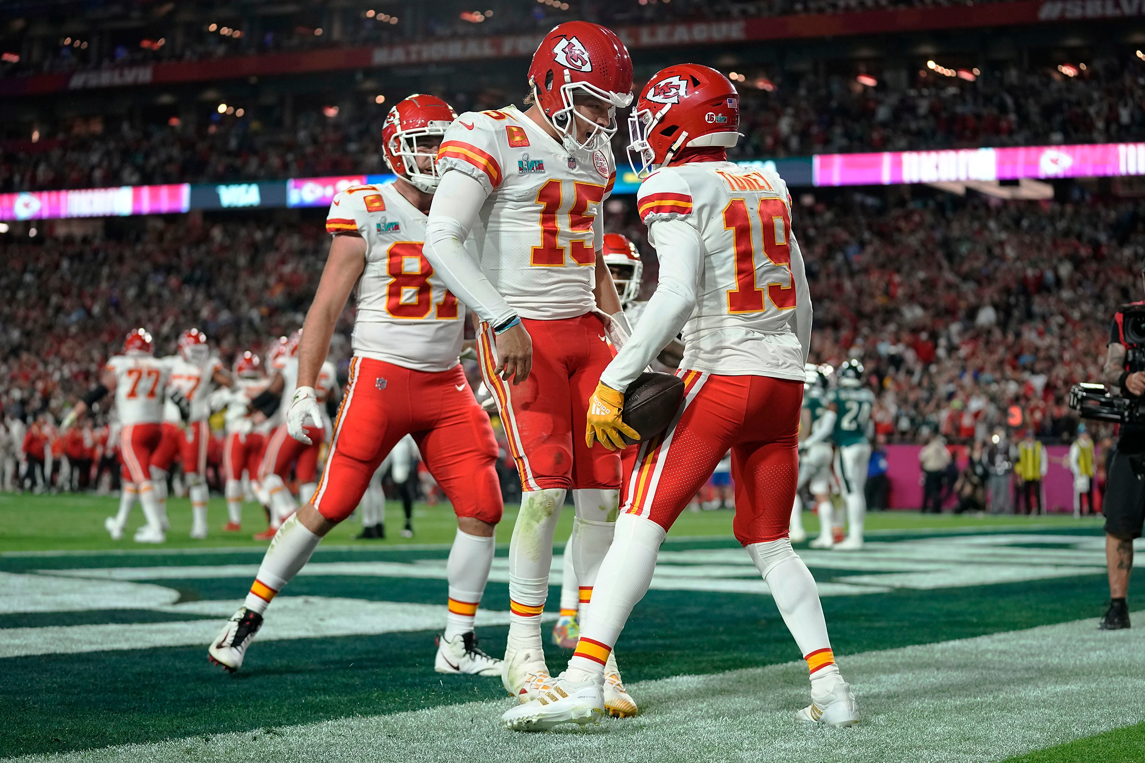 El wide receiver Kadarius Toney (19) de los Chiefs de Kansas City celebrar su touchdown junto al quarterback Patrick Mahomes (15) durante el segundo tiempo del Super Bowl 57, en Glendale, Arizona, el domingo 12 de febrero de 2023 (AP Foto/Abbie Parr)