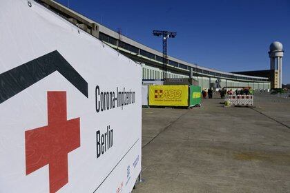 Foto ilustrativa del lunes de un centro de vacunación en el exaeropuerto de Tempelhof, en Berlín. 
Mar 8, 2021. Tobias Schwarz/Pool via REUTERS