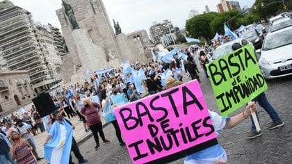 Protesta en el Monumento a la Bandera, en Rosario (Leo Galletto)