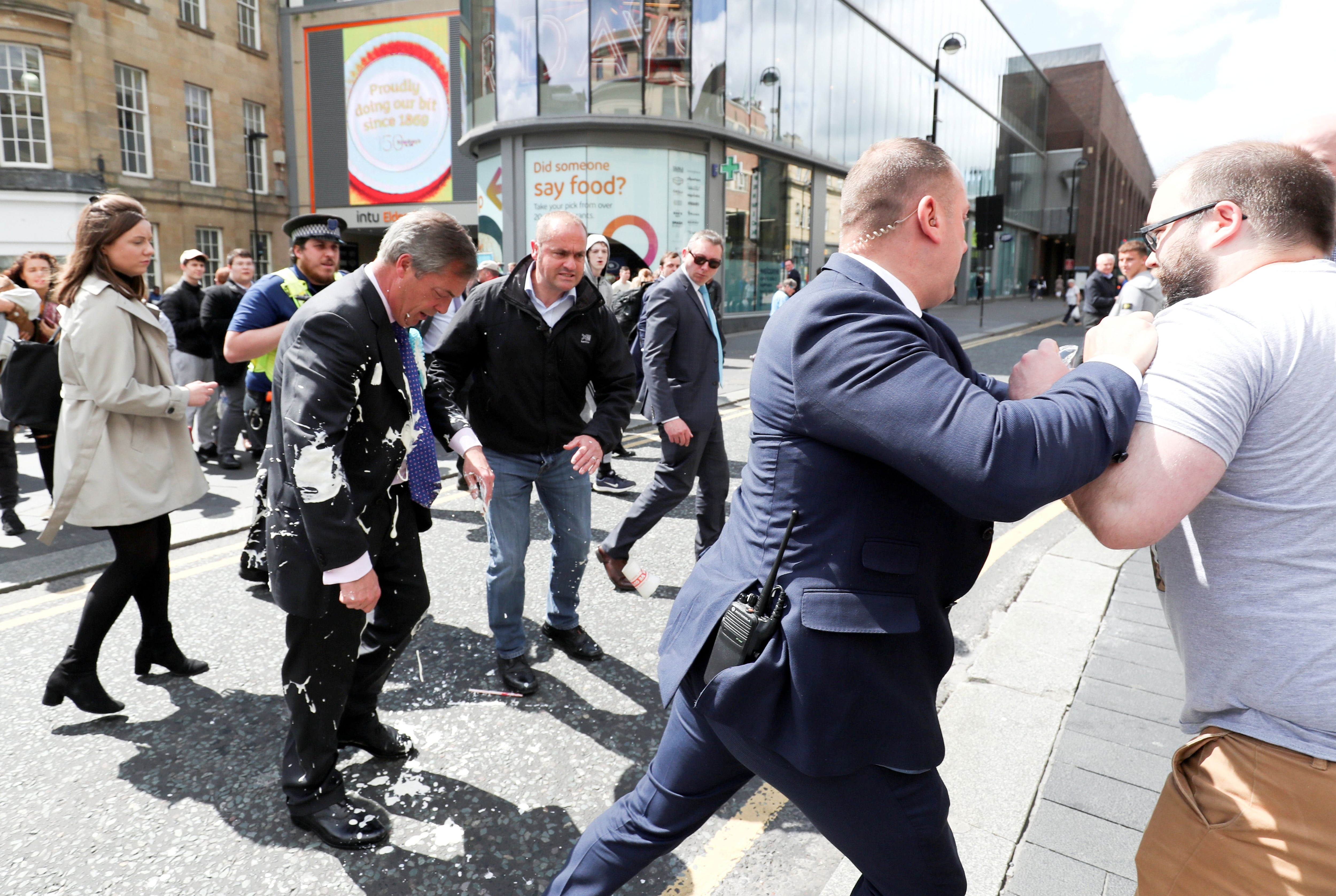 Nigel Farage, momento después de recibir el batido en Newcastle el 20 de mayo de 2019, cuando estaba de campaña con el Partido del Brexit (REUTERS/Scott Heppell)