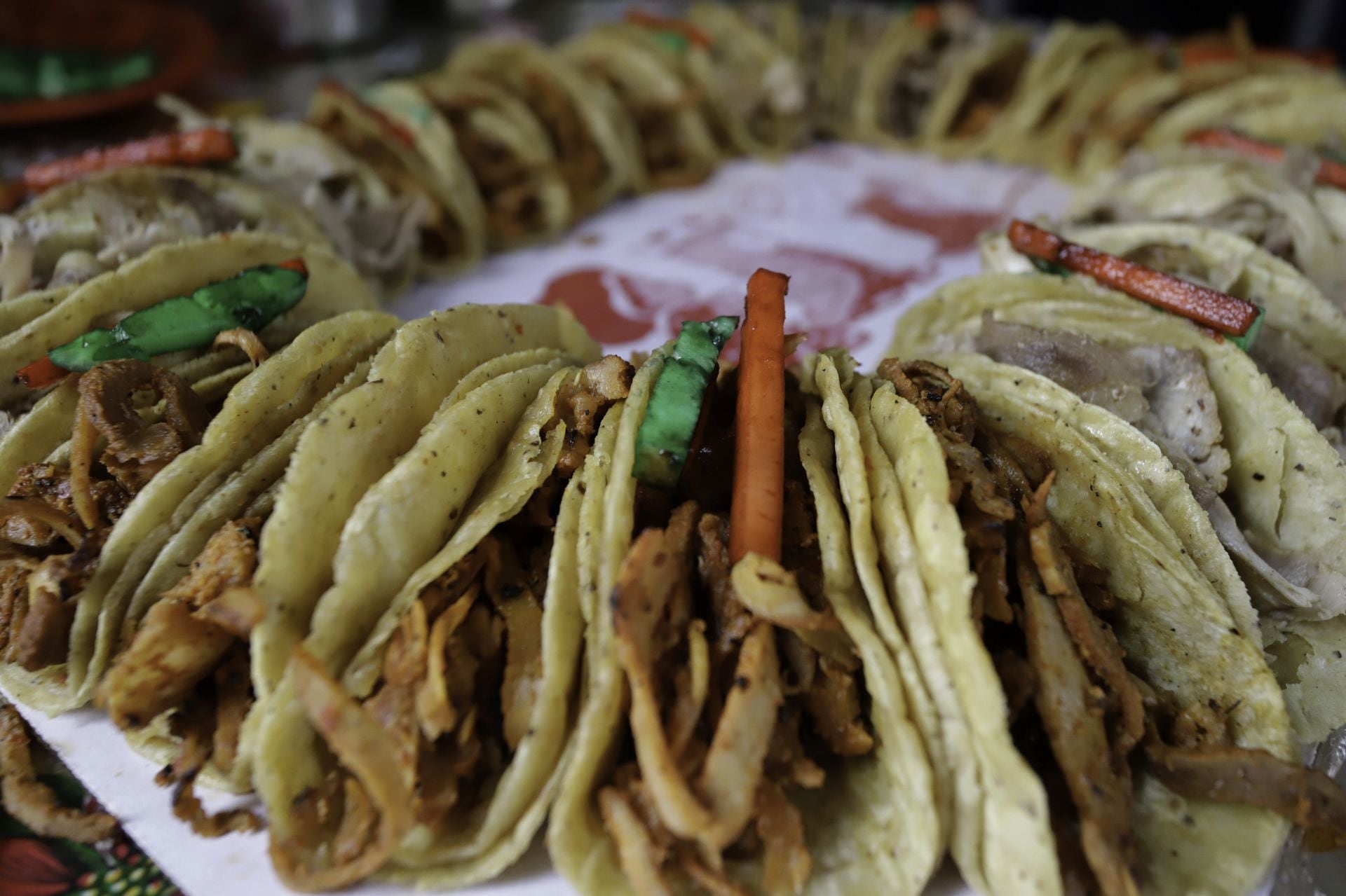 Al momento de su cocción, la carne se dora y se carameliza, creando una textura única y deliciosa. (Foto: Mireya Novo/Cuartoscuro.com)