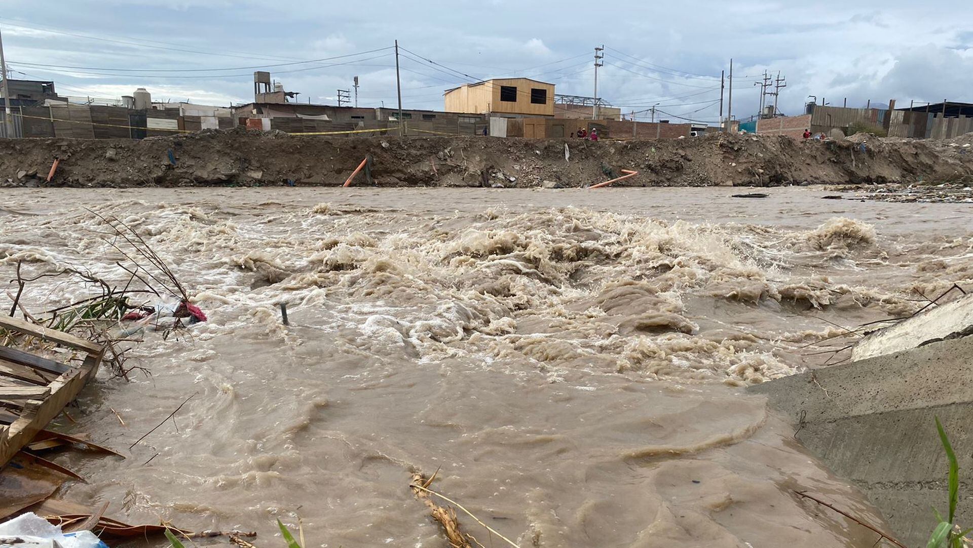 Así luce la margen del río Chillón a estas horas de la tarde. Foto: Clara Giraldo - Infobae