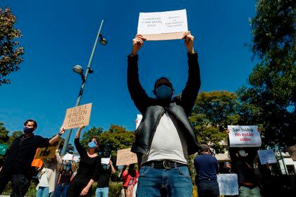 Integrantes de la comunidad cubana protestan ante la Embajada de Cuba en M�xico, hoy en Ciudad de M�xico (M�xico). EFE/Jos� M�ndez
