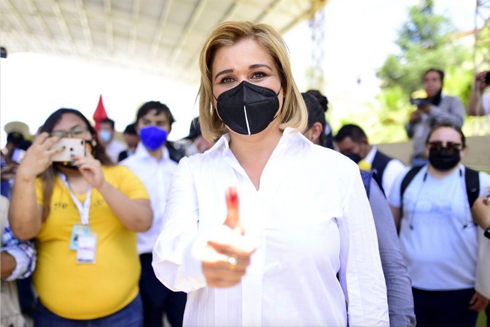 Maru Campos, candidata del PAN a la gubernatura de Chihuahua, tuvo que esperar casi dos horas para emitir su voto.