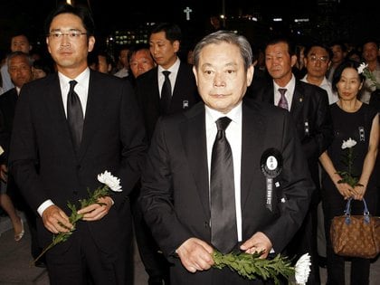 Lee Kun-hee junto a su hijo Lee Jae-yong, actualmente encarcelado (Reuters/archivo)