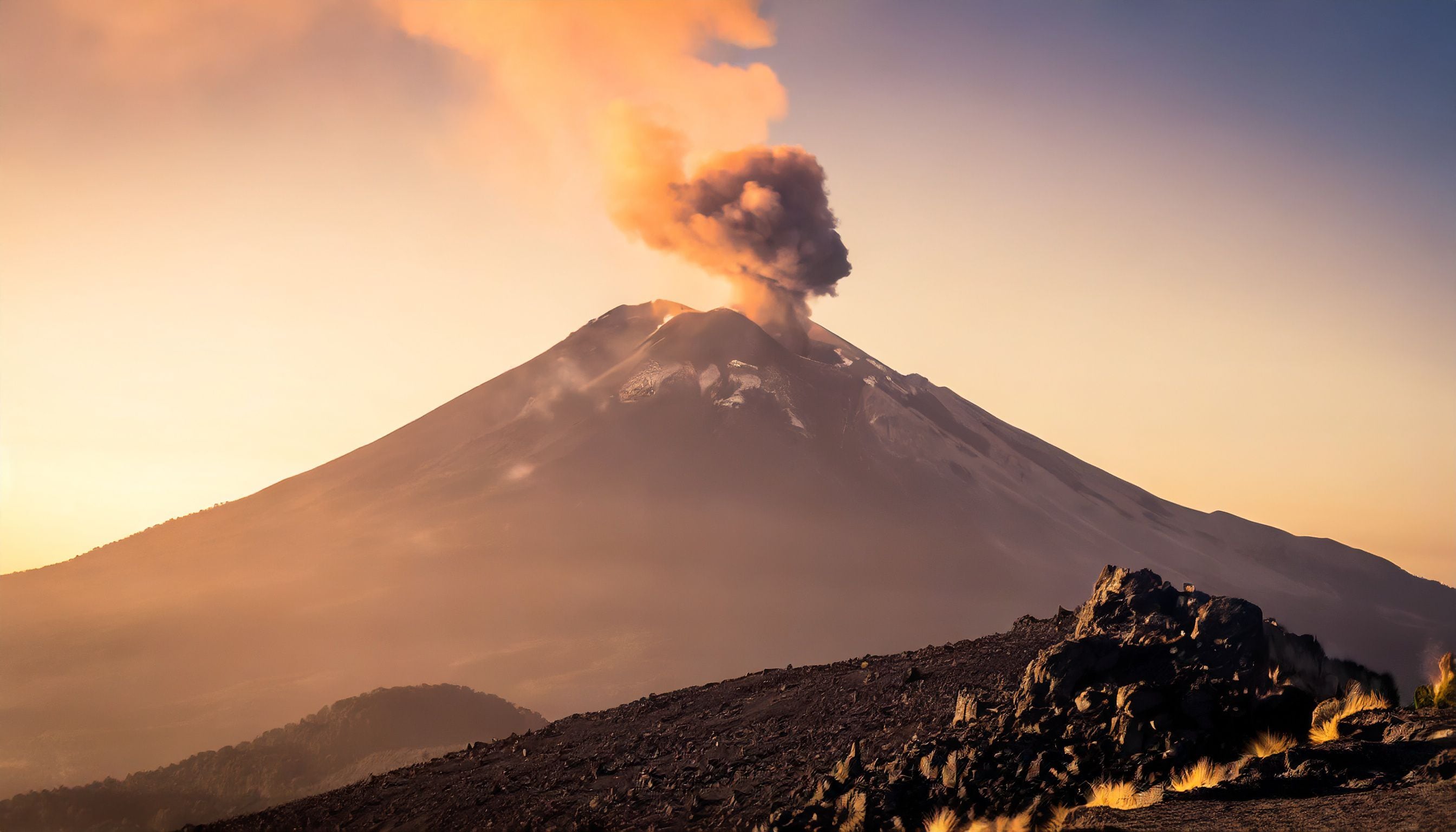 Volcán Popocatépetl Erupción Lava Humo y cenizas Actividad volcánica Fenómeno natural México Peligro volcánico Geología Observación geológica  Imagen que muestra la espectacular erupción del volcán Popocatépetl en México, con lava, humo y cenizas, destacando la magnitud de este fenómeno natural. - (Imagen ilustrativa Infobae)