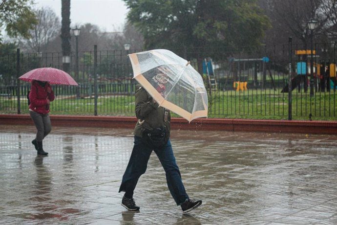 Dos personas se protegen de la lluvia bajo su paraguas. (María José López/Europa Press)