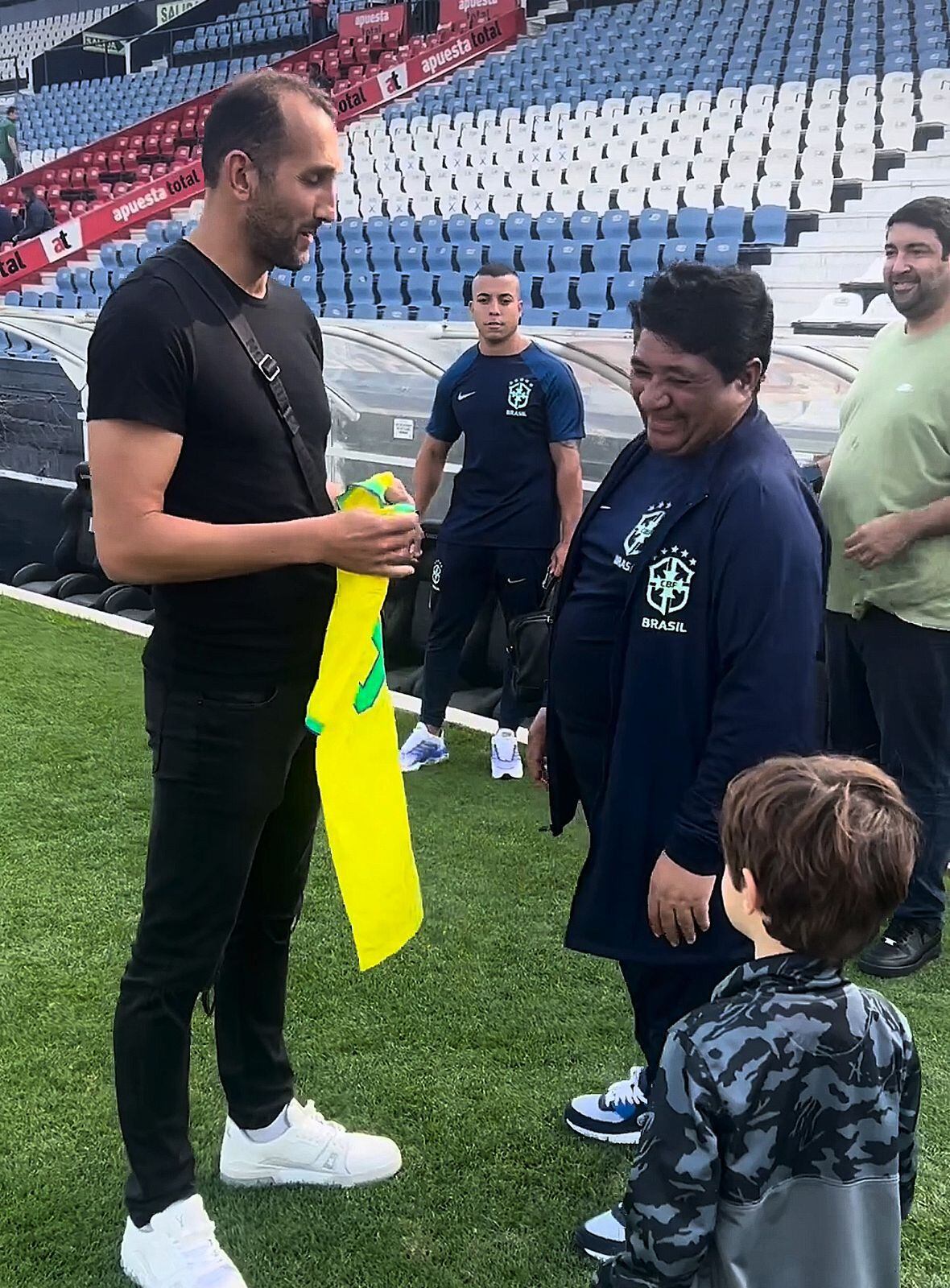 Hernán Barcos, homenajeado por la CBF con una camiseta autografiada por el plantel actual de Brasil.