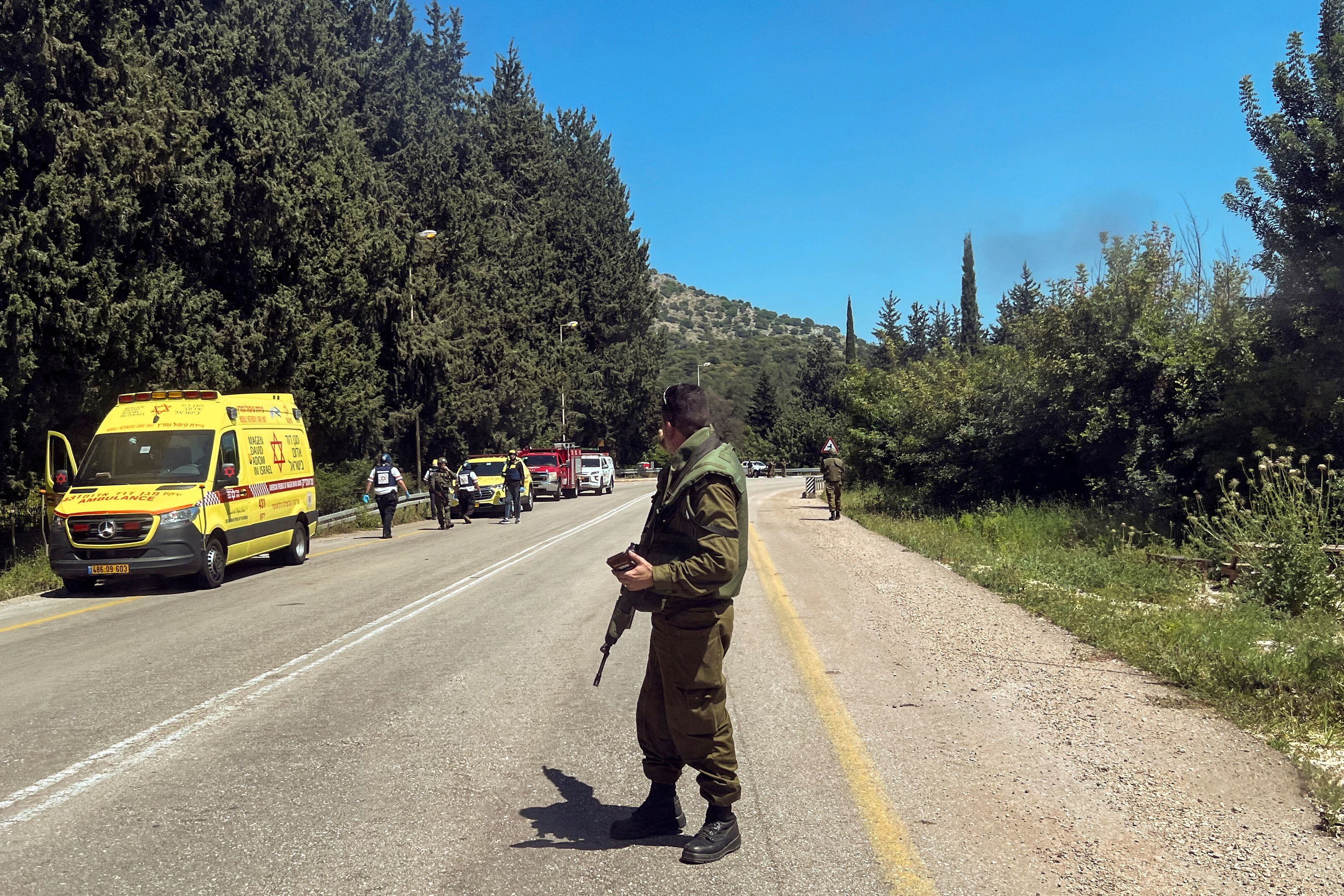 Un soldado israelí observa una escena, después de que se informara que había personas heridas, en medio de las hostilidades transfronterizas en curso entre Hezbollah y las fuerzas israelíes, cerca de Arab al-Aramashe en el norte de Israel el 17 de abril de 2024. REUTERS/Avi Ohayon