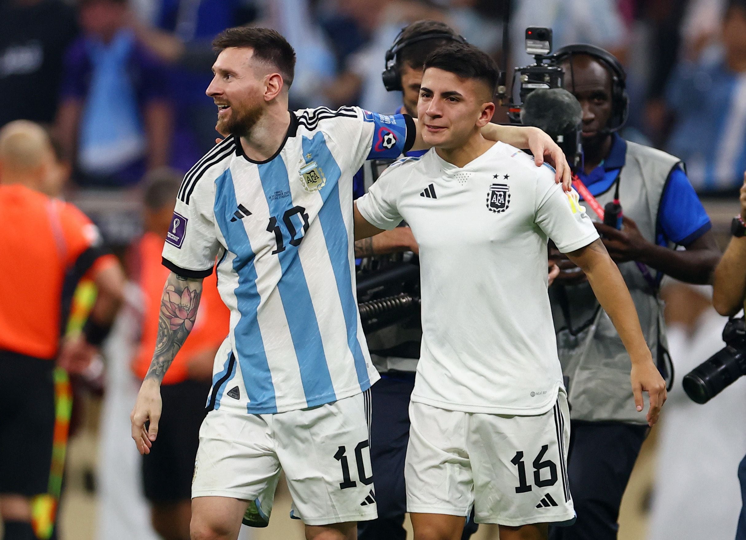 Lionel Messi y Thiago Almada (con los pantaloncitos) celebran la obtención de la Copa del Mundo (REUTERS/Hannah Mckay)